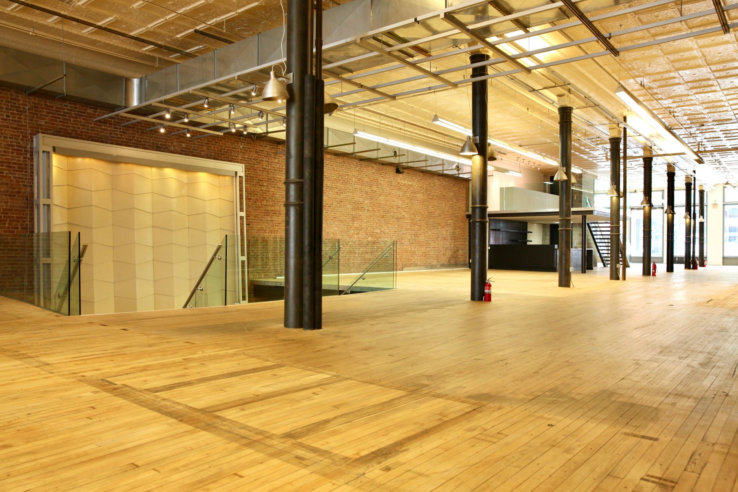Authentic SOHO ground floor loft with lots of foot traffic, photo 3 of 17