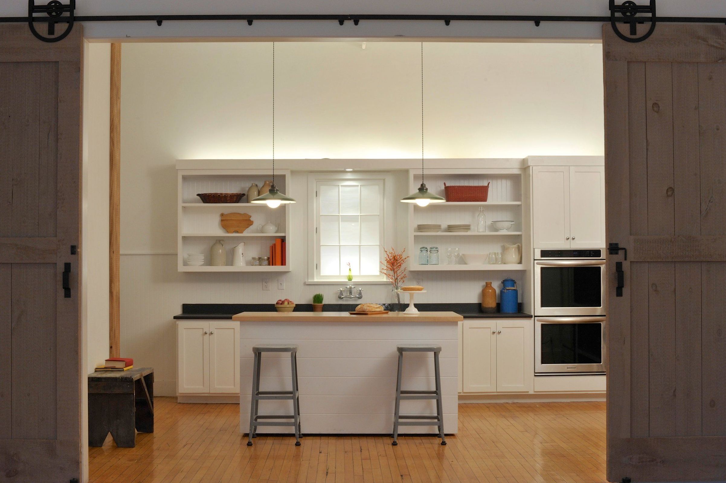 Flatiron Vintage-Ceiling Loft, photo 3 of 12