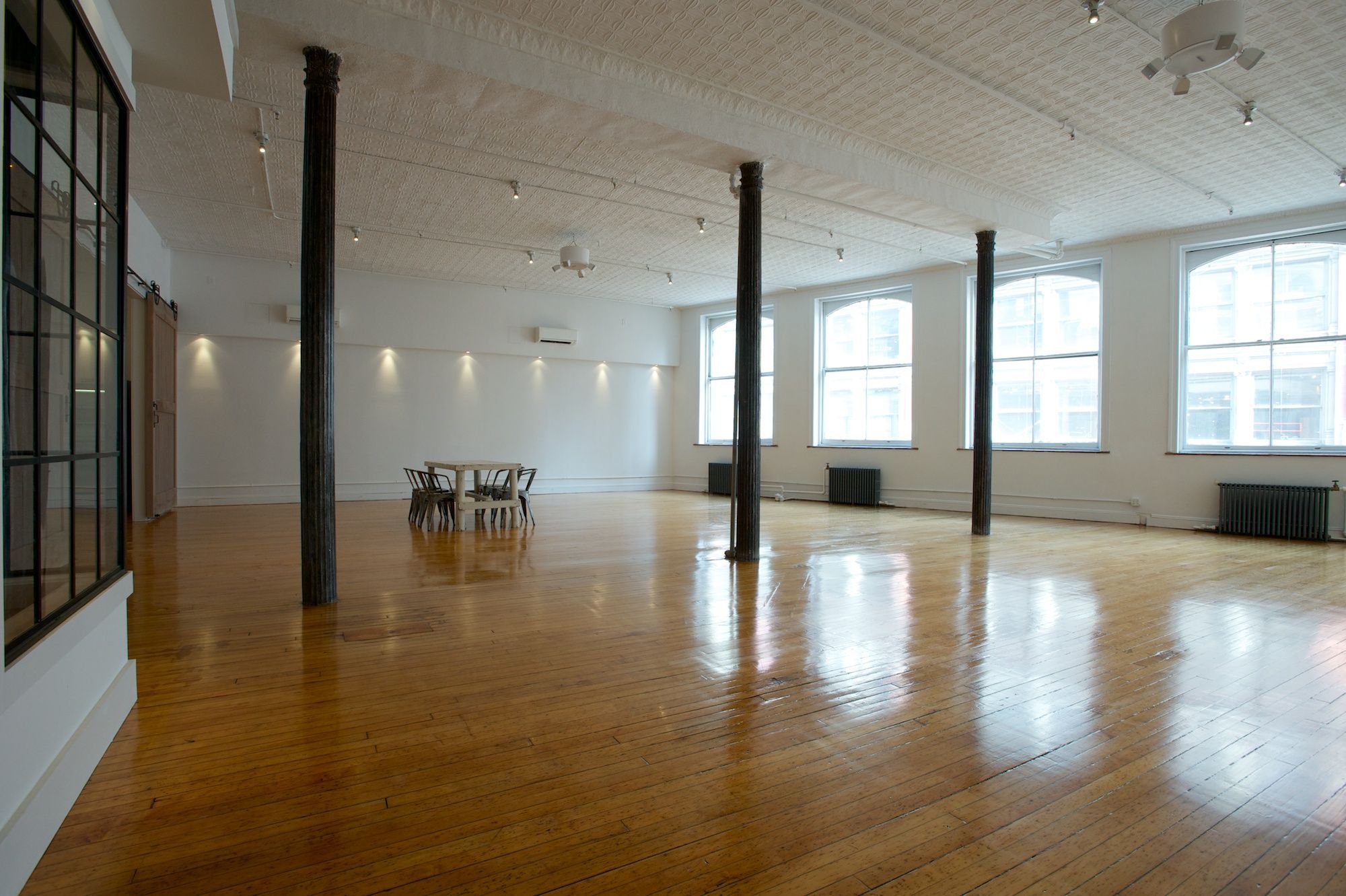 Flatiron Vintage-Ceiling Loft, photo 2 of 12