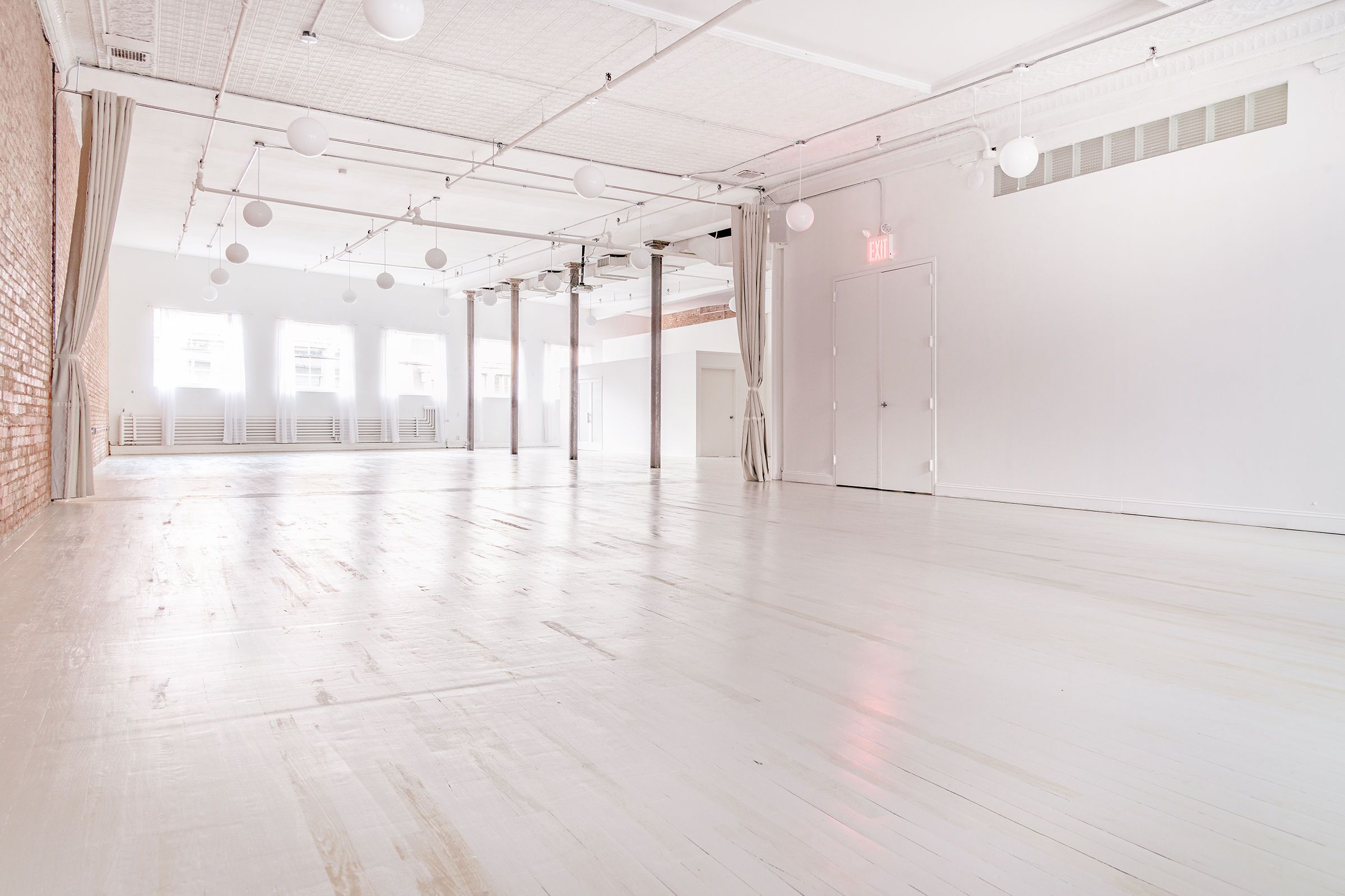 Amazing Union Square loft with exposed brick wall, photo 2 of 7