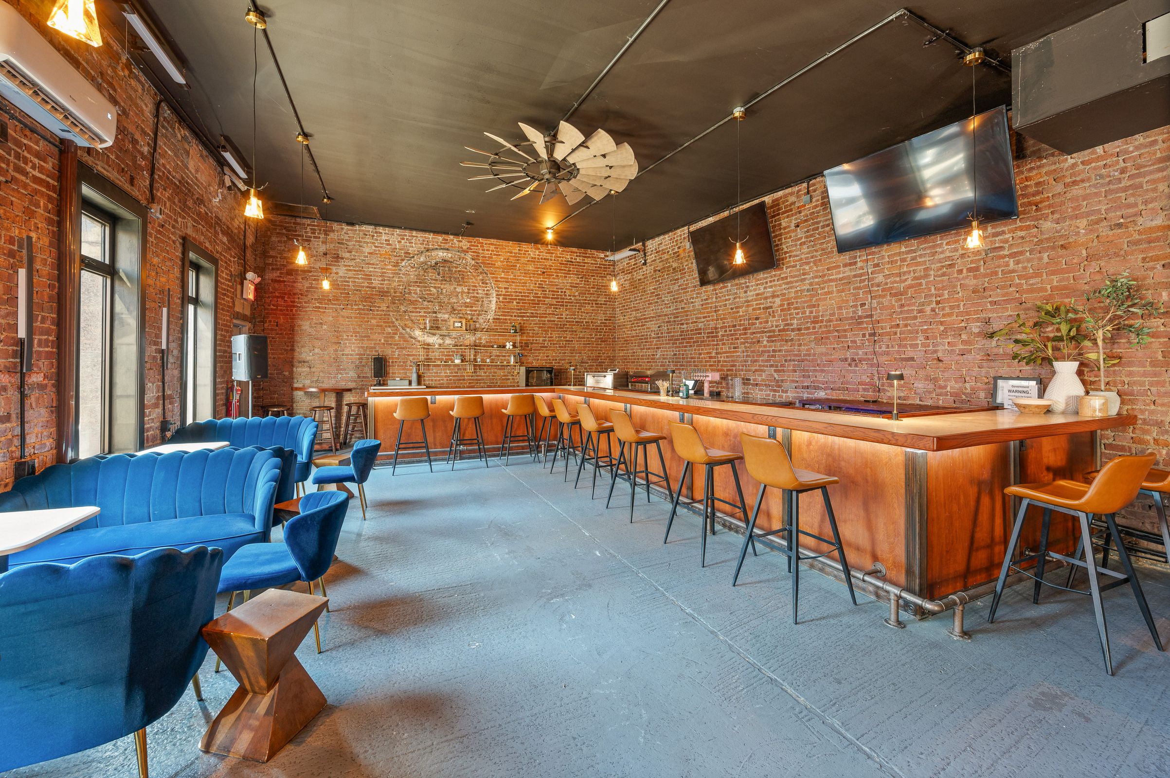 Spacious, private Luxe Lounge, photo 3 of 18