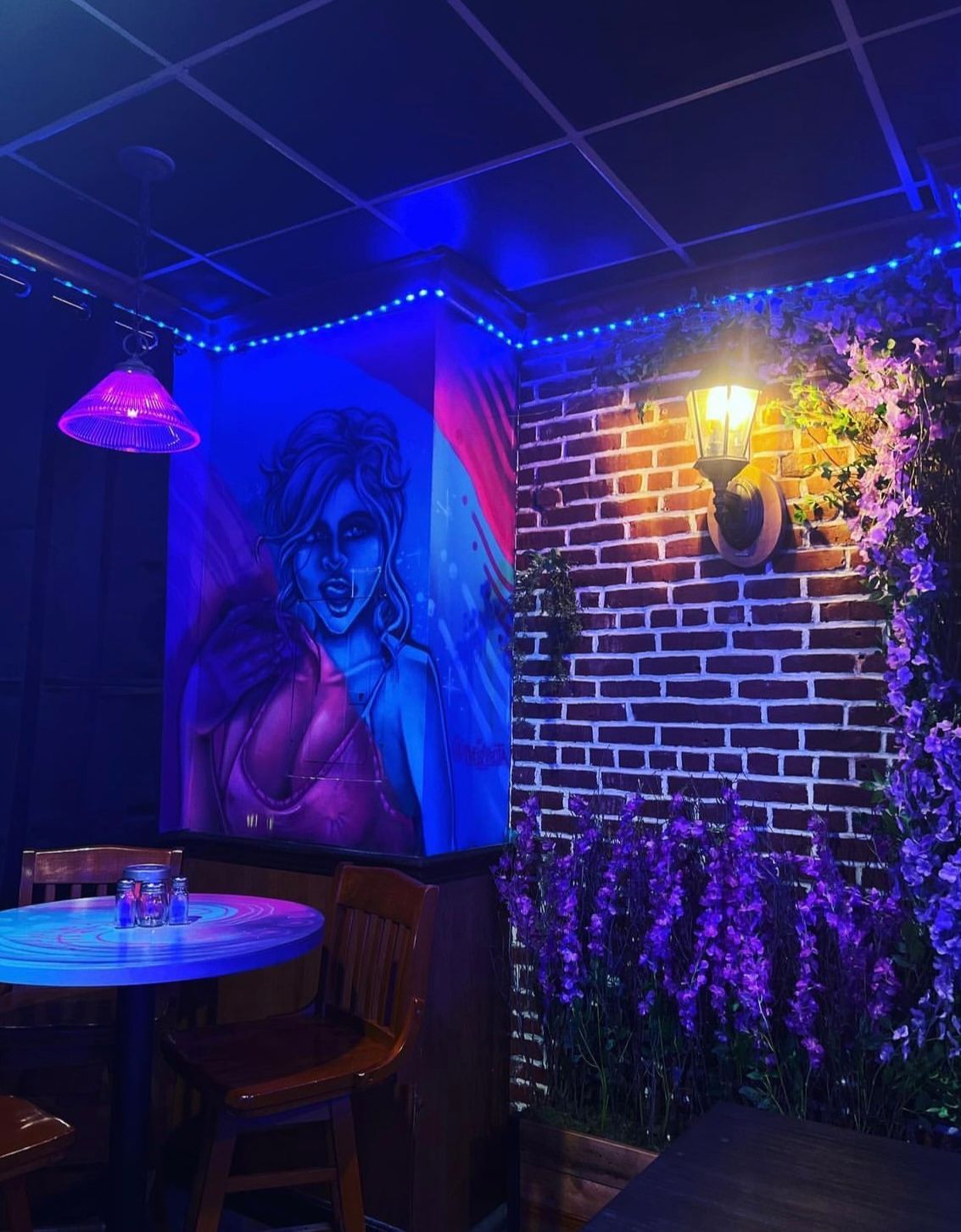 Brooklyn Buzzz Lounge, photo 2 of 6