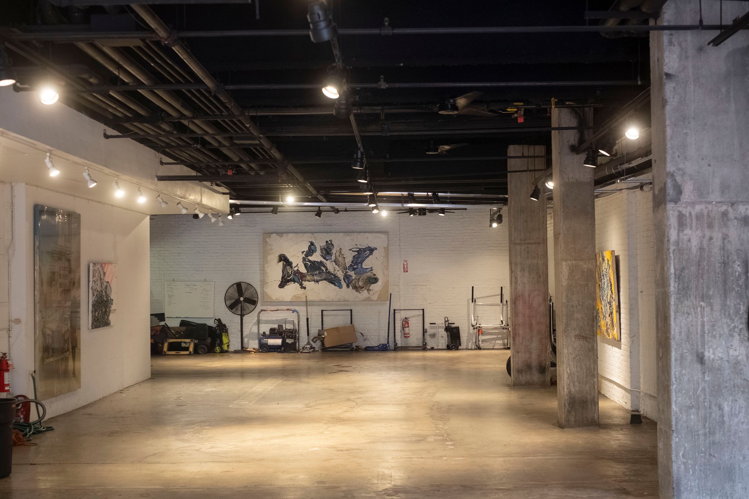 Industrial Warehouse Perfect for Fashion Runway, photo 2 of 11