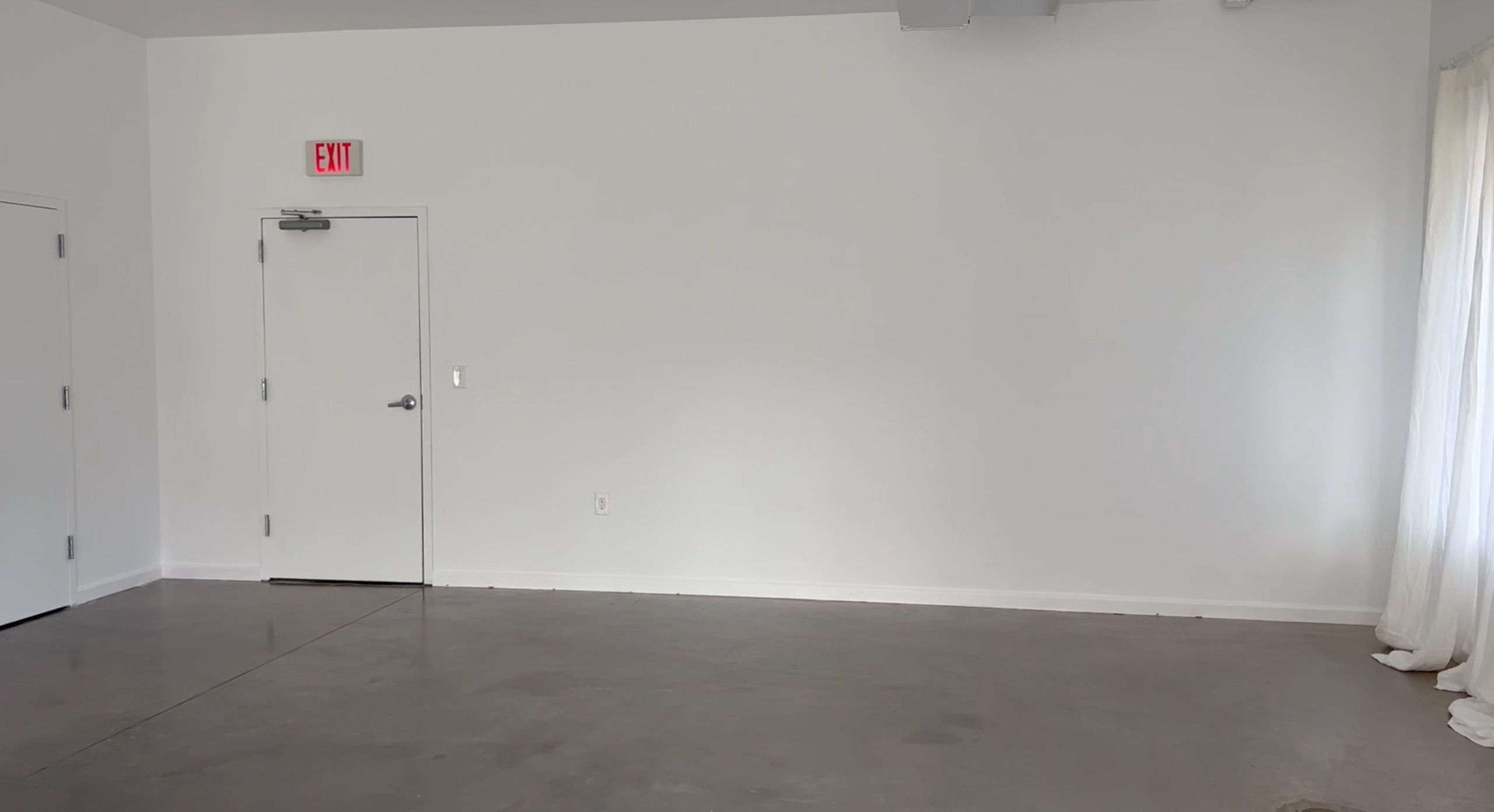 Empty Studio in Residential Neighborhood, photo 3 of 8