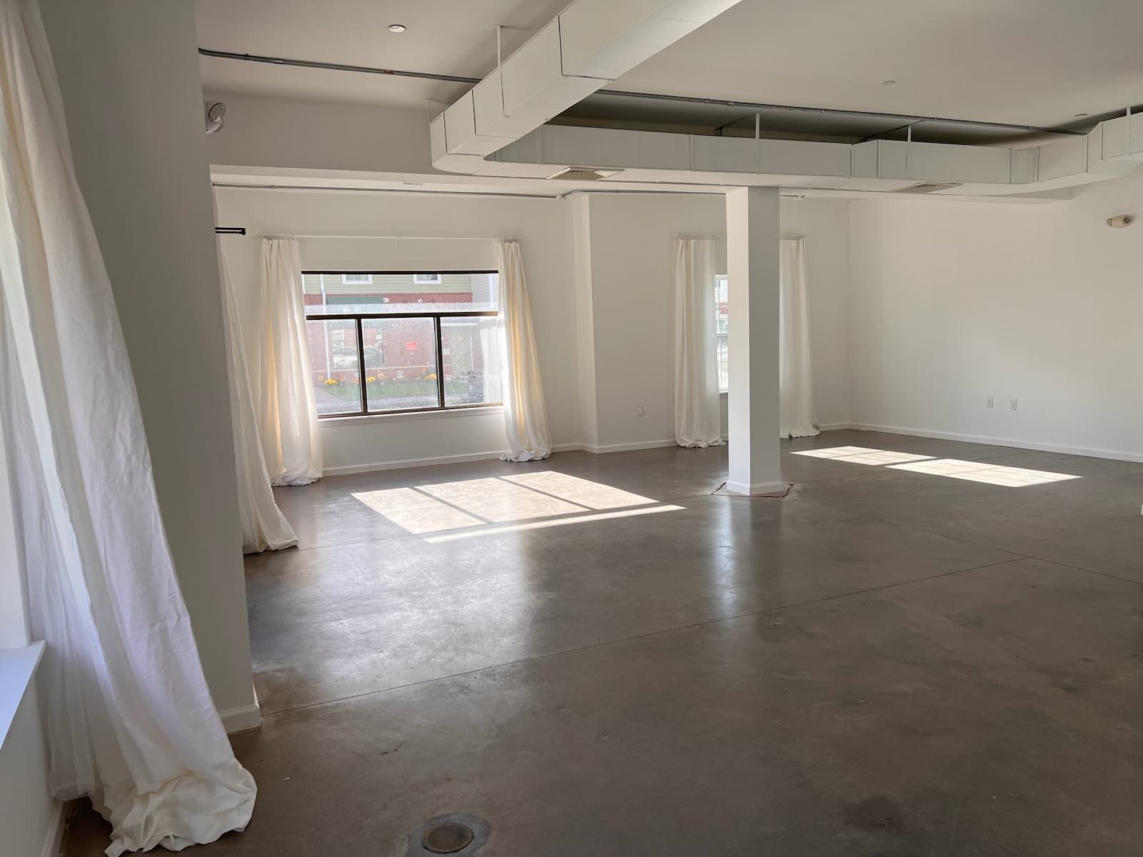Empty Studio in Residential Neighborhood, photo 5 of 8
