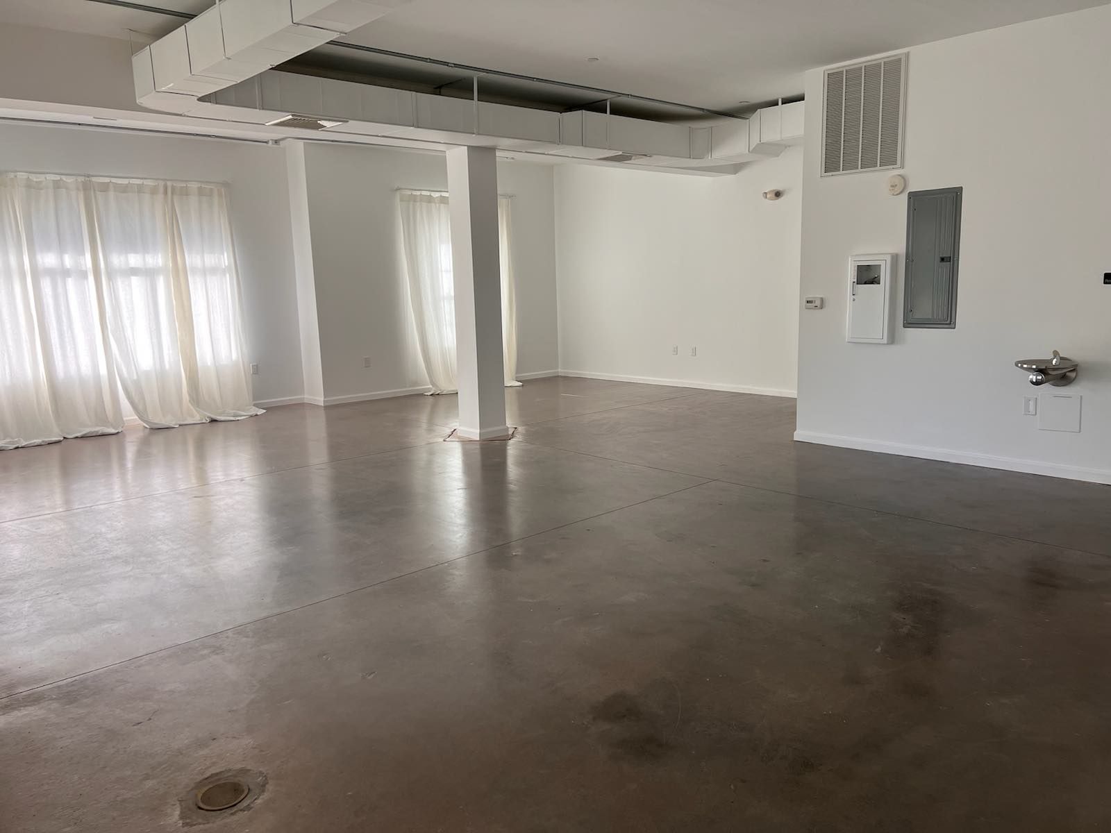 Empty Studio in Residential Neighborhood, photo 4 of 8