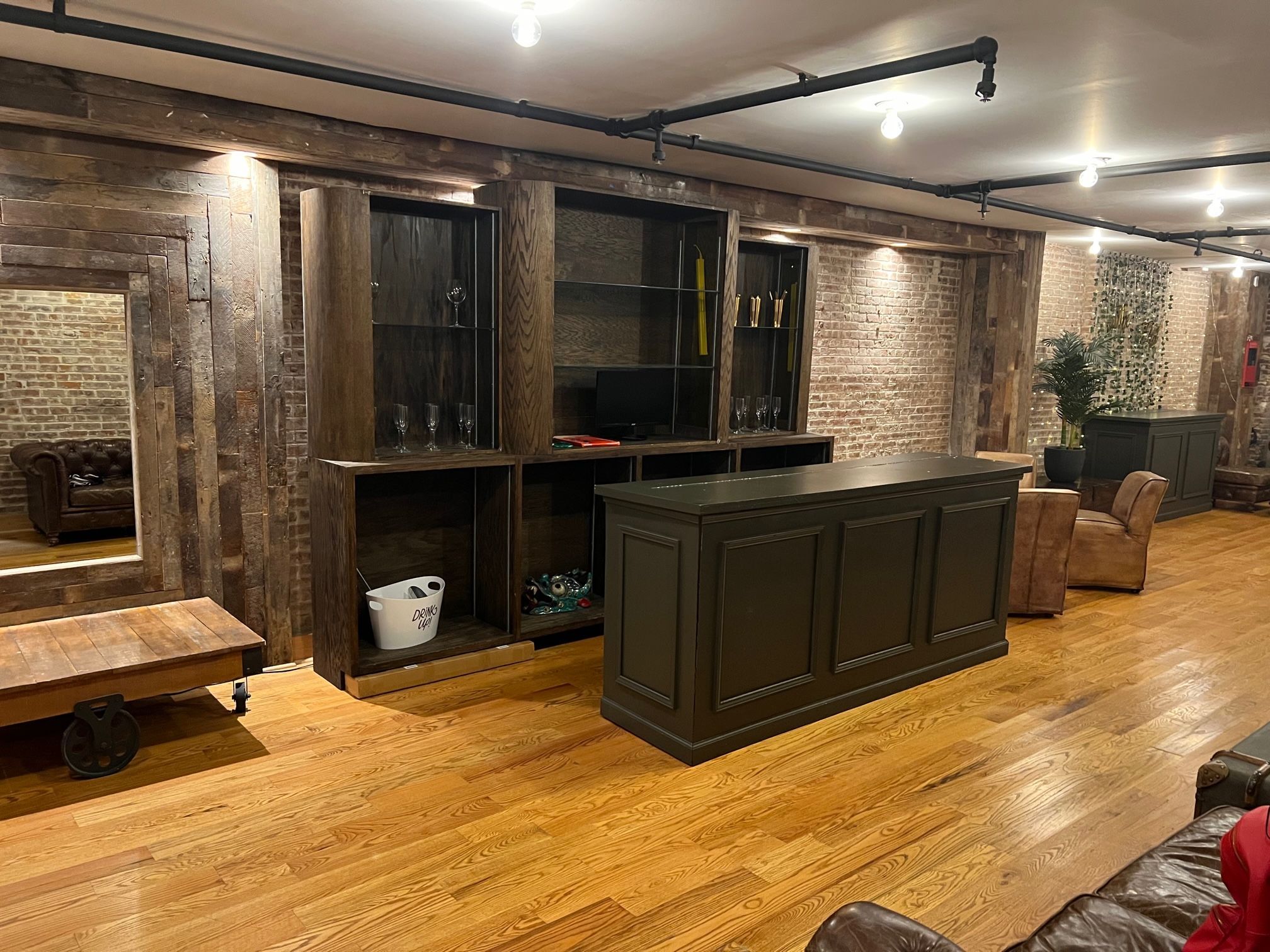 Lounge 24, photo 3 of 10
